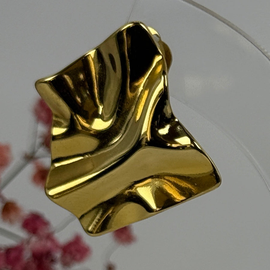 Ohrclips mit zerknittertem Gold- oder Silbereffekt – Hypoallergener Edelstahl.
