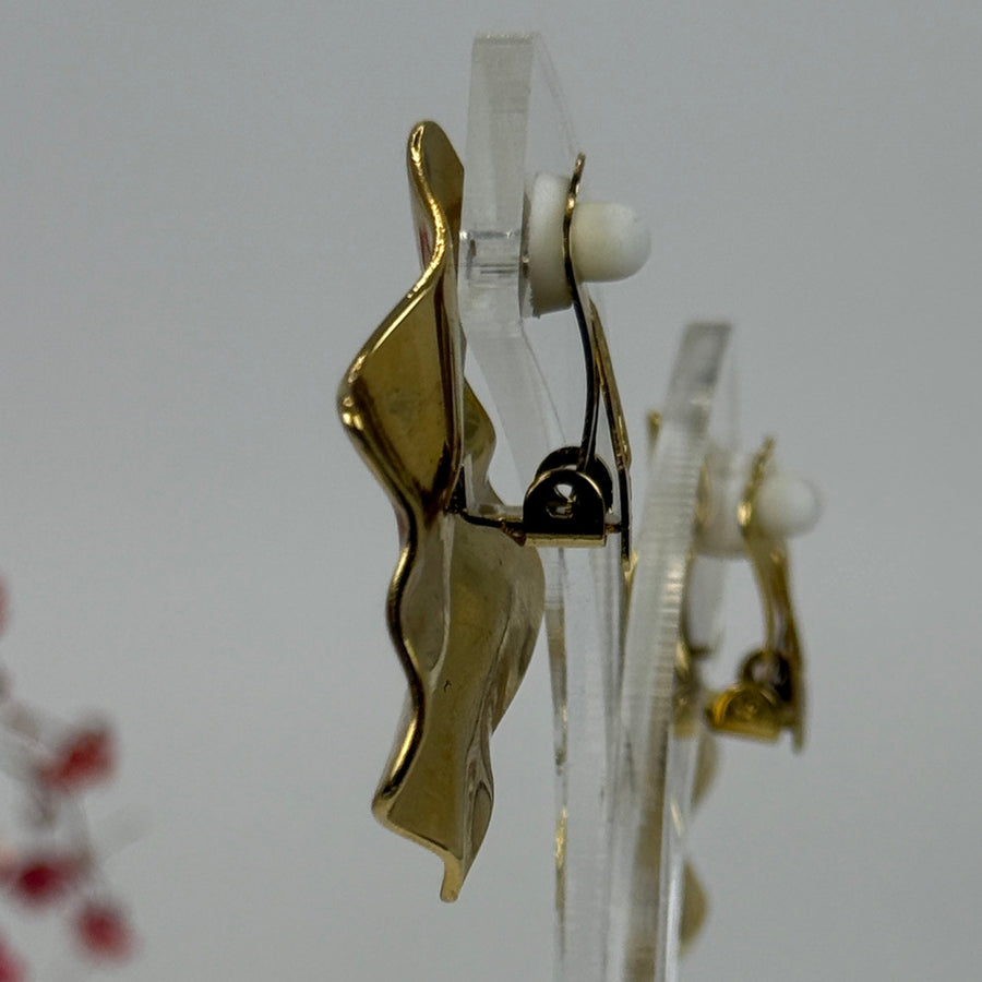 Ohrclips mit zerknittertem Gold- oder Silbereffekt – Hypoallergener Edelstahl.