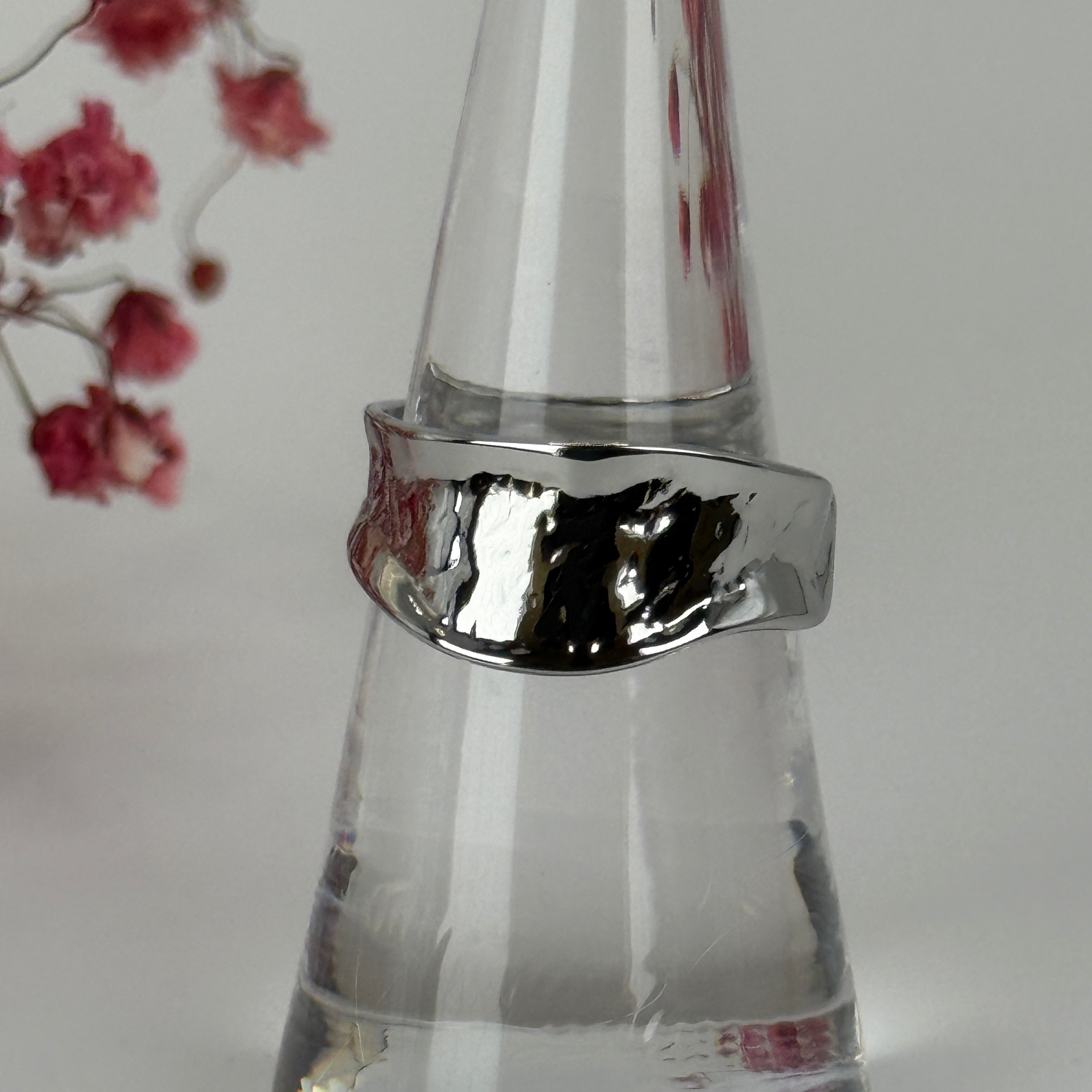 Verstellbarer Ring aus silberfarbenem Edelstahl – Modernes Hammerschlag-Design.