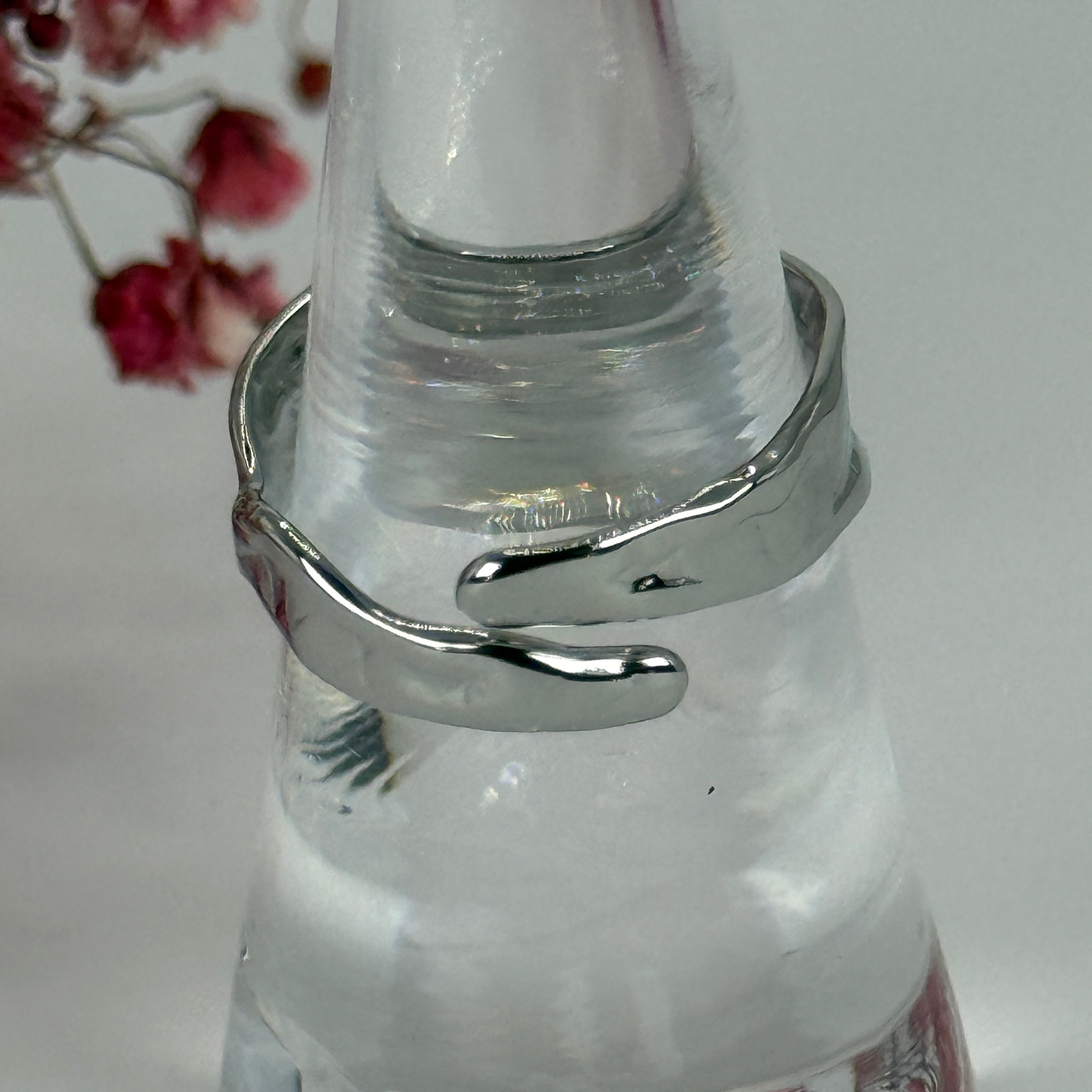 Verstellbarer Ring aus silberfarbenem Edelstahl – Modernes Hammerschlag-Design.