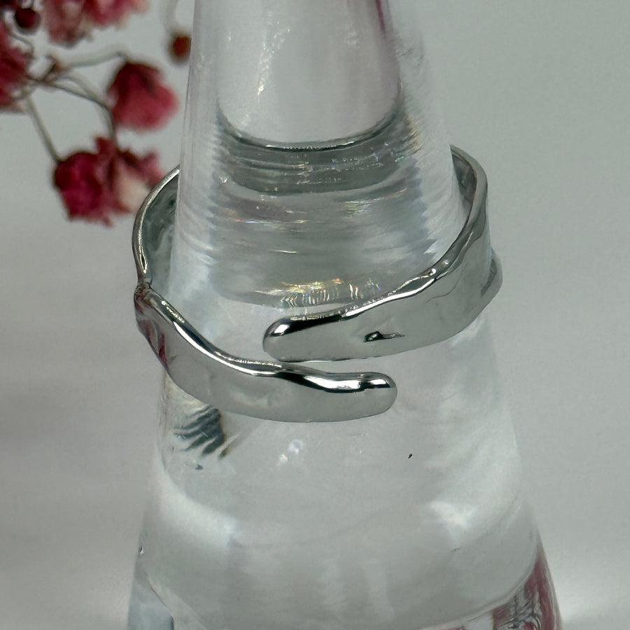 Verstelbare ring van zilverkleurig roestvrij staal – Modern gehamerd design.