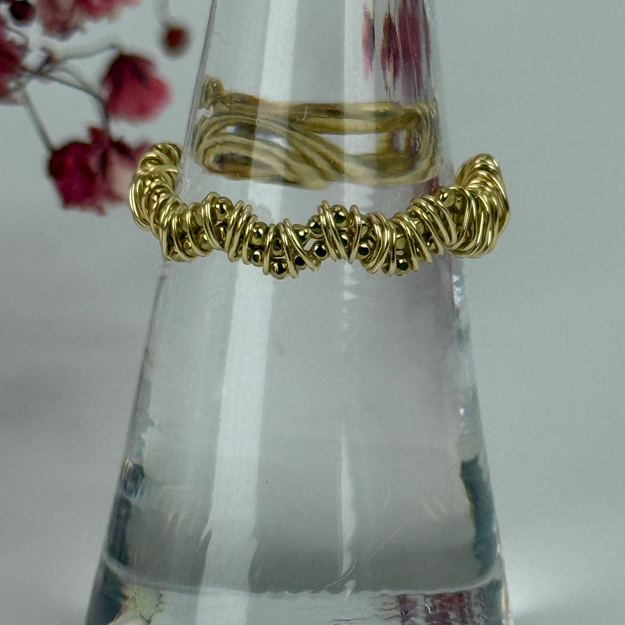 Verstellbarer Ring aus vergoldetem Edelstahl – Verdrehtes Design und Perlen.