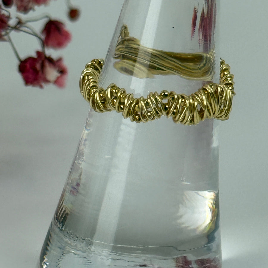 Verstellbarer Ring aus vergoldetem Edelstahl – Verdrehtes Design und Perlen.