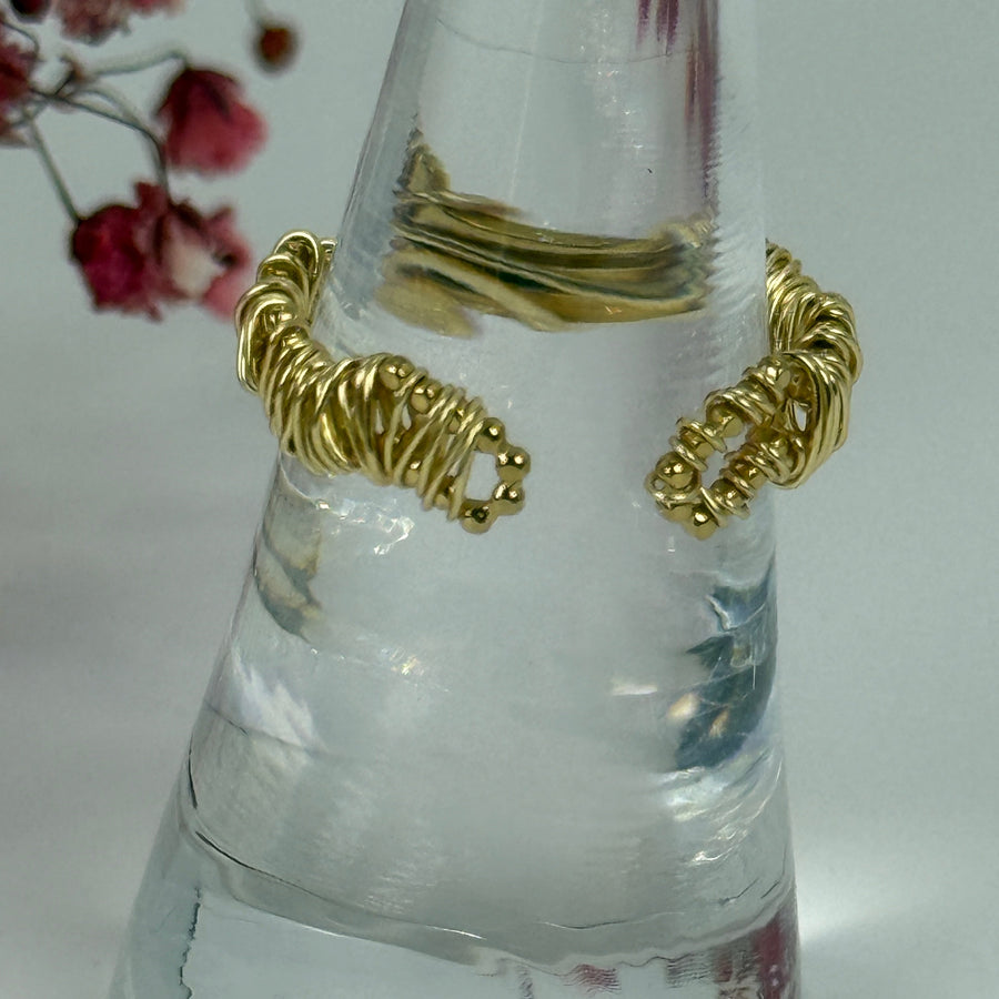 Verstellbarer Ring aus vergoldetem Edelstahl – Verdrehtes Design und Perlen.