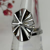 Verstellbarer Ring aus Edelstahl, silberfarben – Modernes Wellendesign.