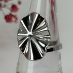 Verstellbarer Ring aus Edelstahl, silberfarben – Modernes Wellendesign.