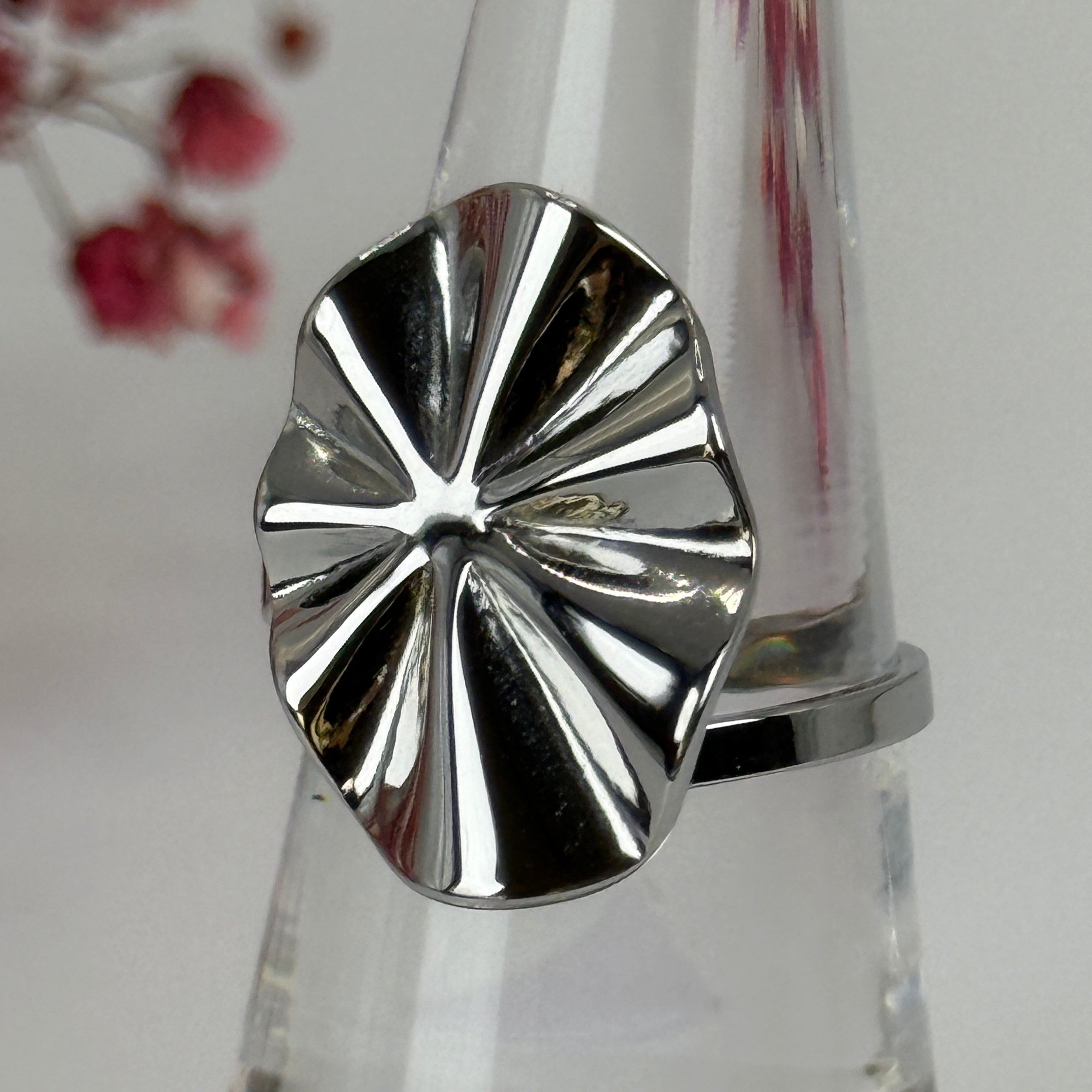 Verstellbarer Ring aus Edelstahl, silberfarben – Modernes Wellendesign.