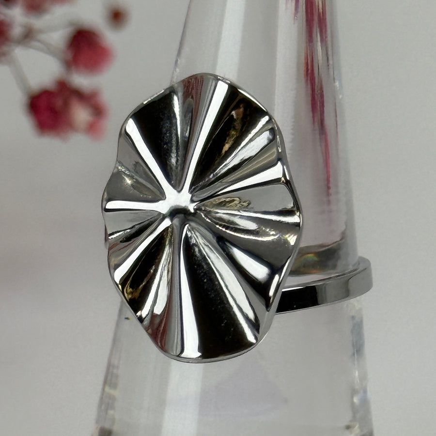 Verstellbarer Ring aus Edelstahl, silberfarben – Modernes Wellendesign.