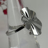 Verstellbarer Ring aus Edelstahl, silberfarben – Modernes Wellendesign.
