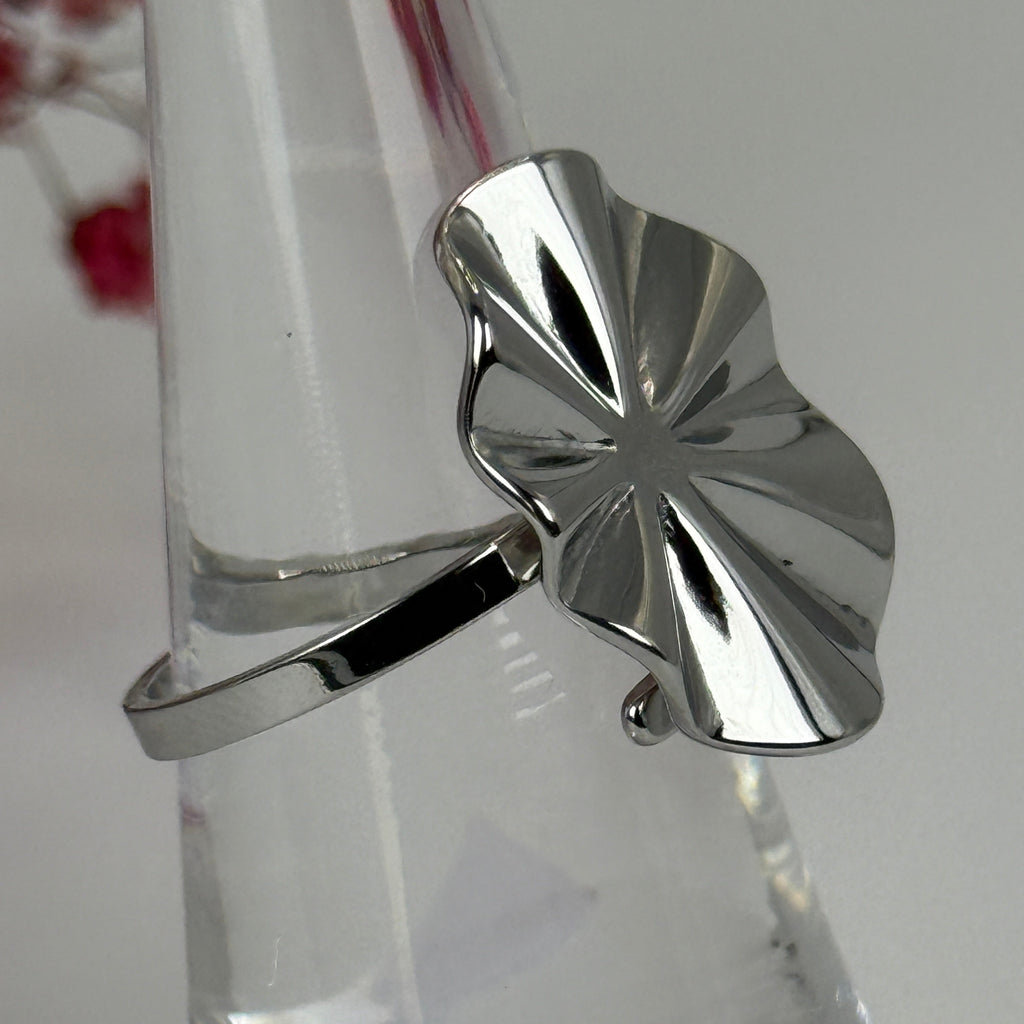 Verstellbarer Ring aus Edelstahl, silberfarben – Modernes Wellendesign.