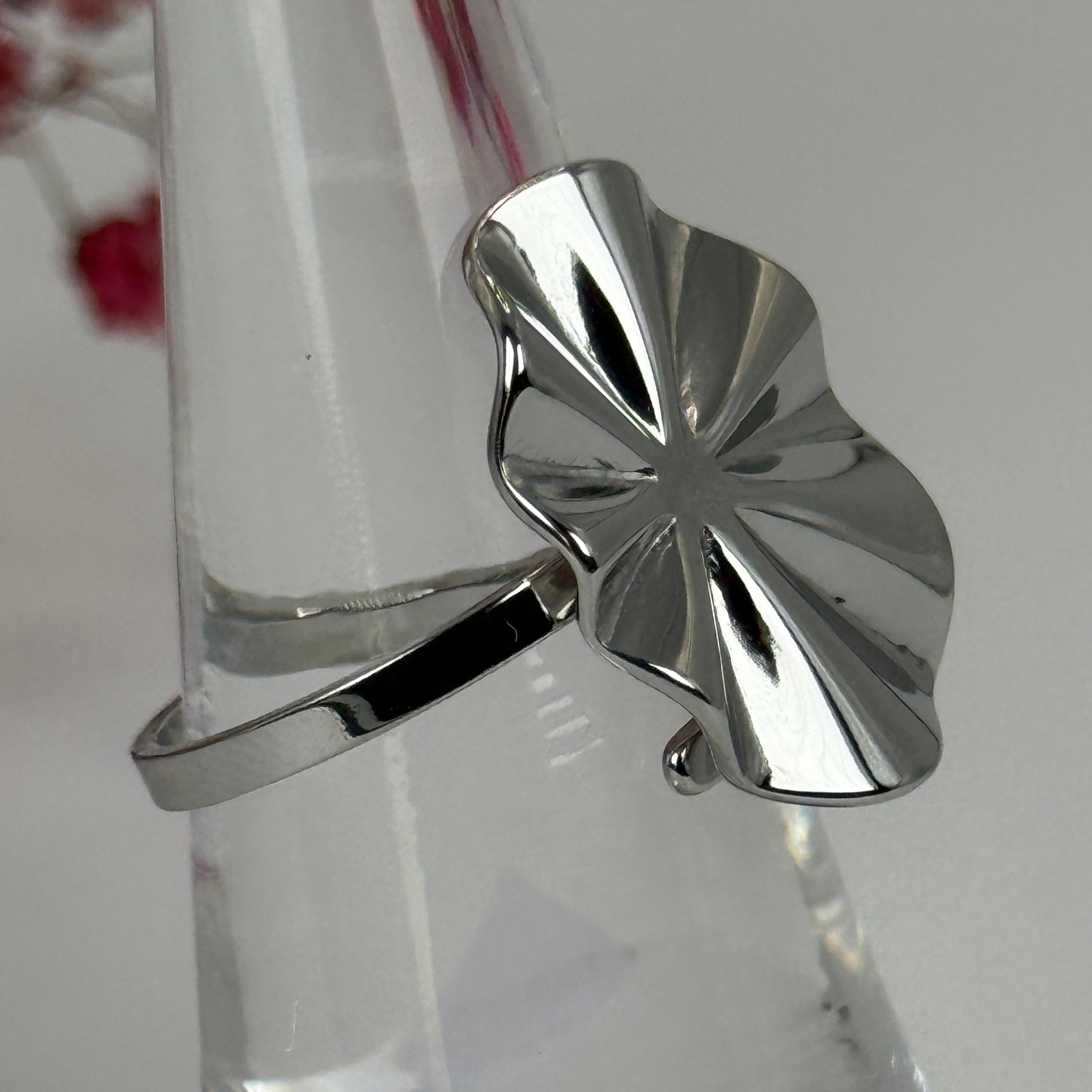 Verstellbarer Ring aus Edelstahl, silberfarben – Modernes Wellendesign.