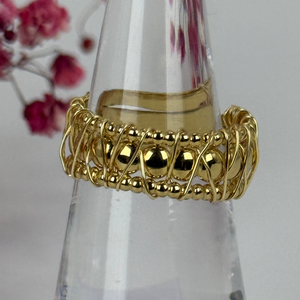 Verstellbarer Ring aus vergoldetem Edelstahl – filigranes, gedrehtes Design.