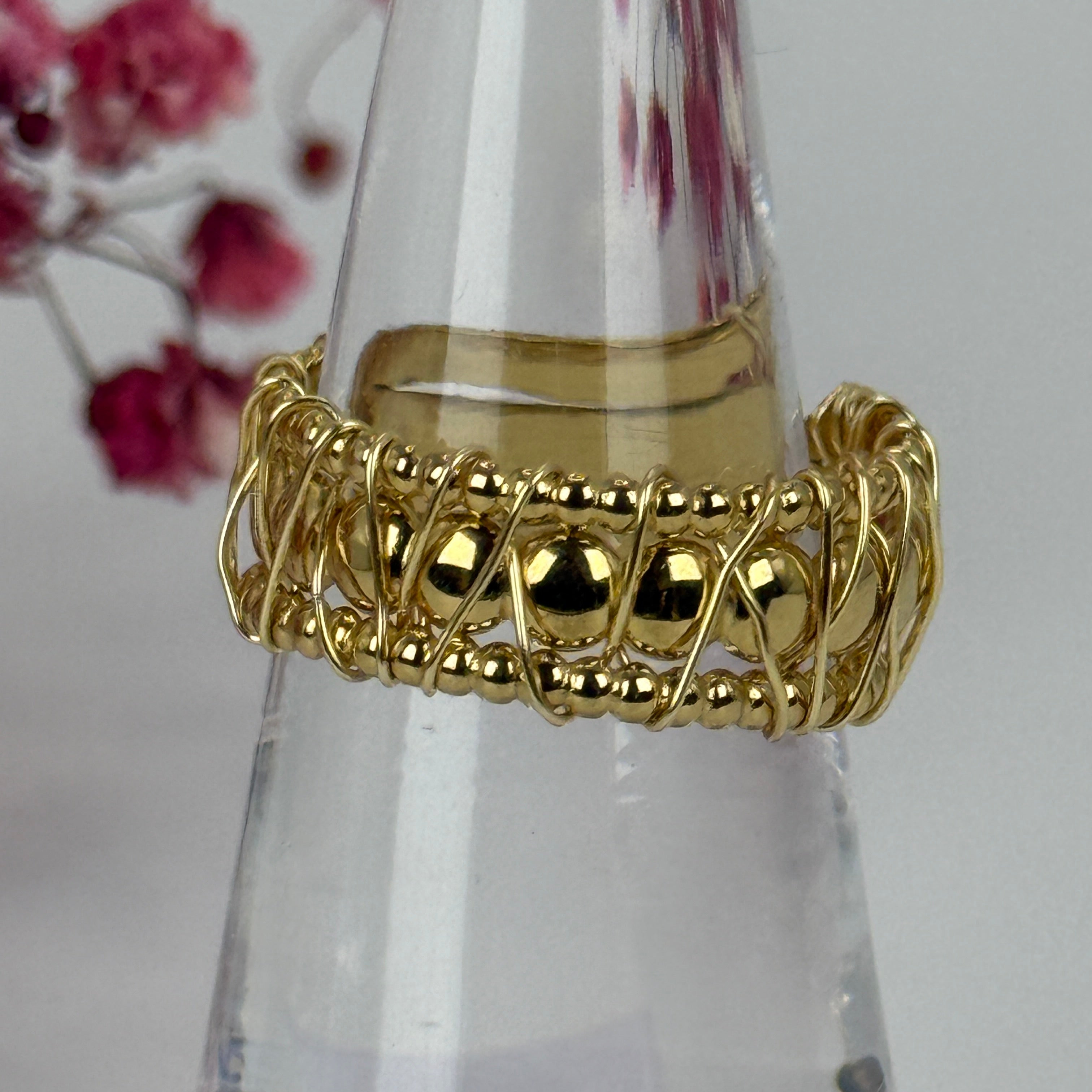 Verstellbarer Ring aus vergoldetem Edelstahl – filigranes, gedrehtes Design.