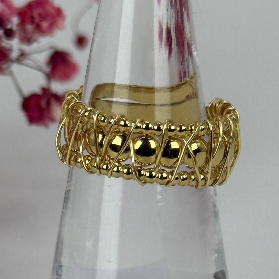 Verstellbarer Ring aus vergoldetem Edelstahl – filigranes, gedrehtes Design.