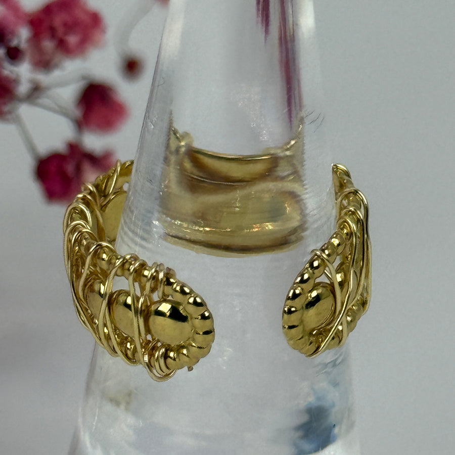 Verstellbarer Ring aus vergoldetem Edelstahl – filigranes, gedrehtes Design.
