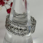 Bague ajustable en acier inoxydable argentée – Design filigrané élégant.