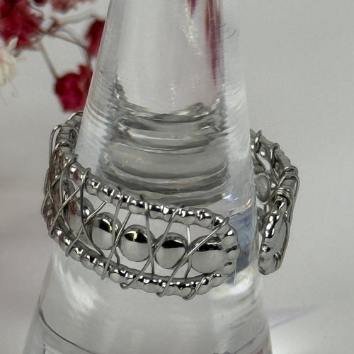 Bague ajustable en acier inoxydable argentée – Design filigrané élégant.