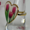 Verstellbarer, goldener Edelstahlring – Herz aus Epoxidharz mit rosa Tulpen.