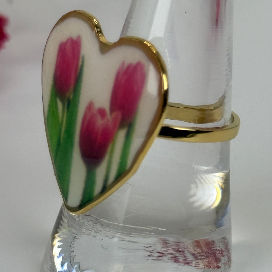 Verstellbarer, goldener Edelstahlring – Herz aus Epoxidharz mit rosa Tulpen.