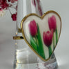Verstellbarer, goldener Edelstahlring – Herz aus Epoxidharz mit rosa Tulpen.