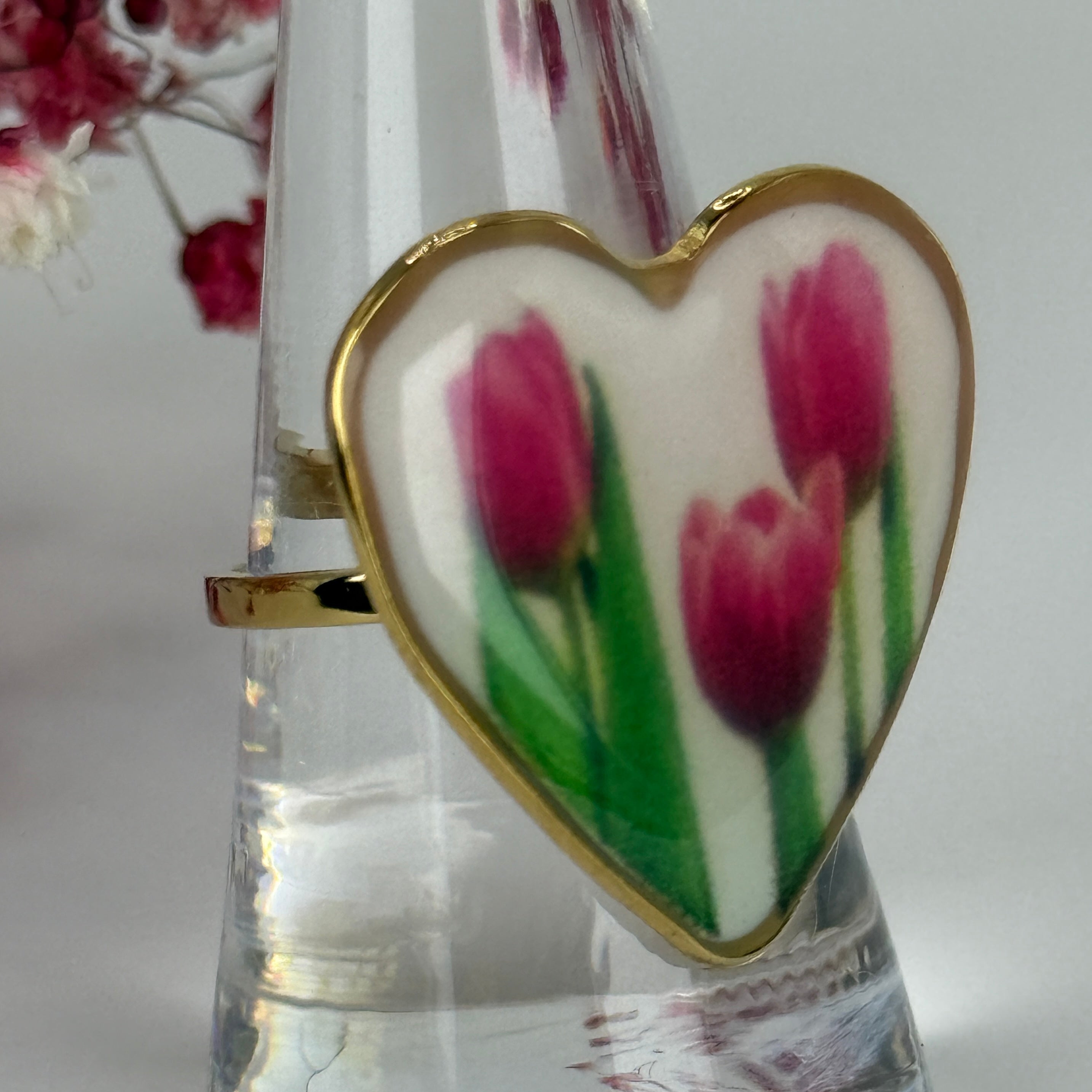 Verstellbarer, goldener Edelstahlring – Herz aus Epoxidharz mit rosa Tulpen.