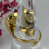 Verstellbarer, goldener Edelstahlring – Herz aus Epoxidharz mit rosa Tulpen.