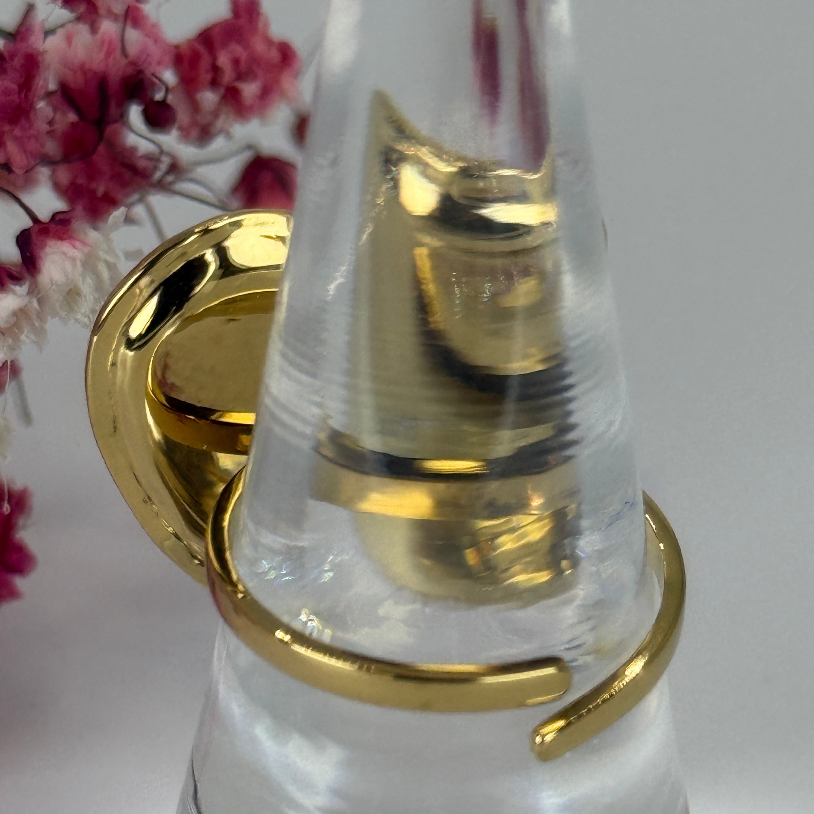 Verstellbarer, goldener Edelstahlring – Herz aus Epoxidharz mit rosa Tulpen.