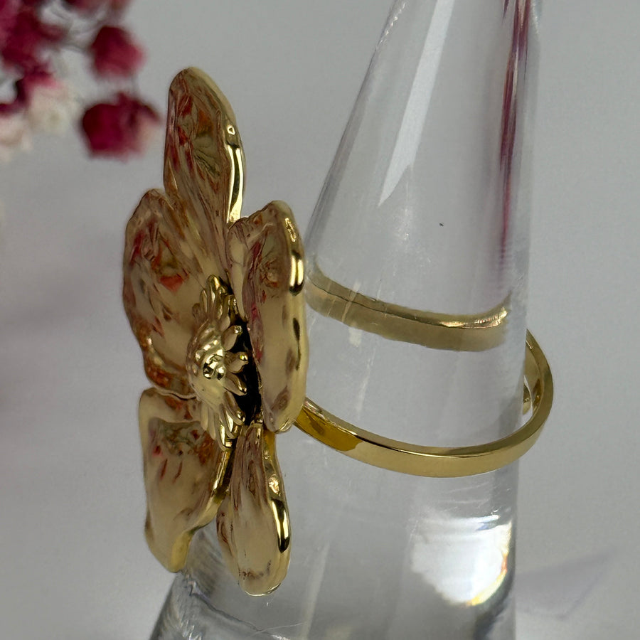 Verstellbarer Ring aus Edelstahl – Große, goldfarbene geschnitzte Blume.