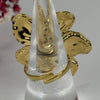 Verstellbarer Ring aus Edelstahl – Große, goldfarbene geschnitzte Blume.