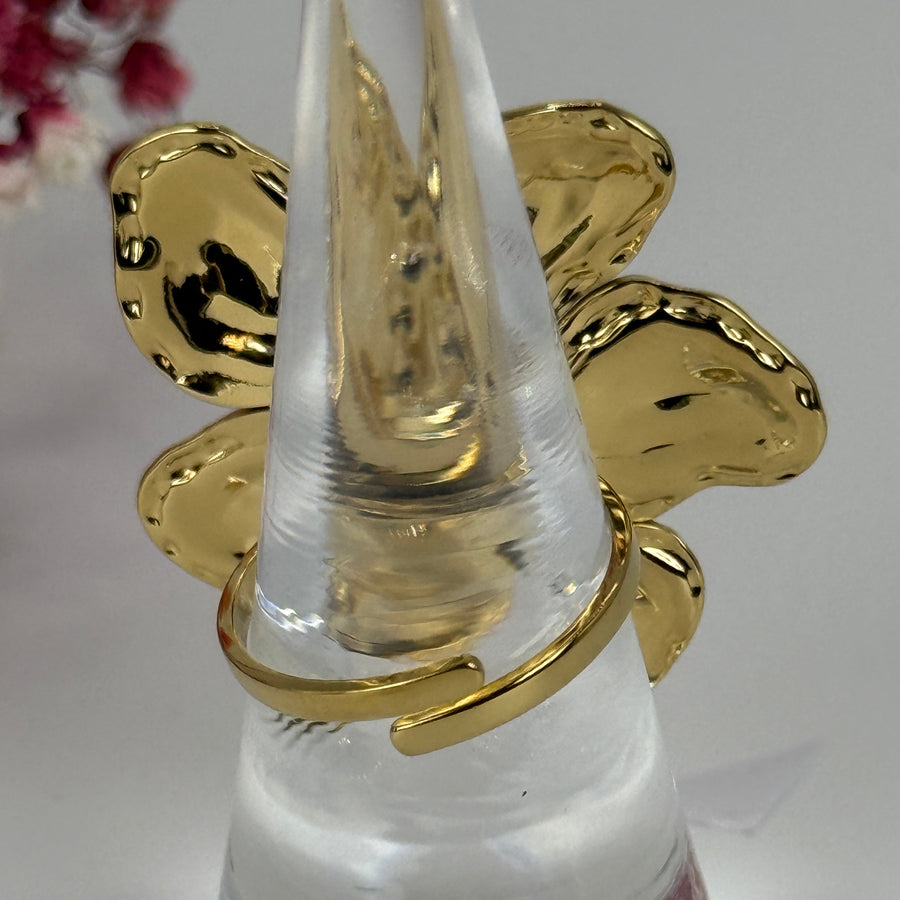 Verstellbarer Ring aus Edelstahl – Große, goldfarbene geschnitzte Blume.