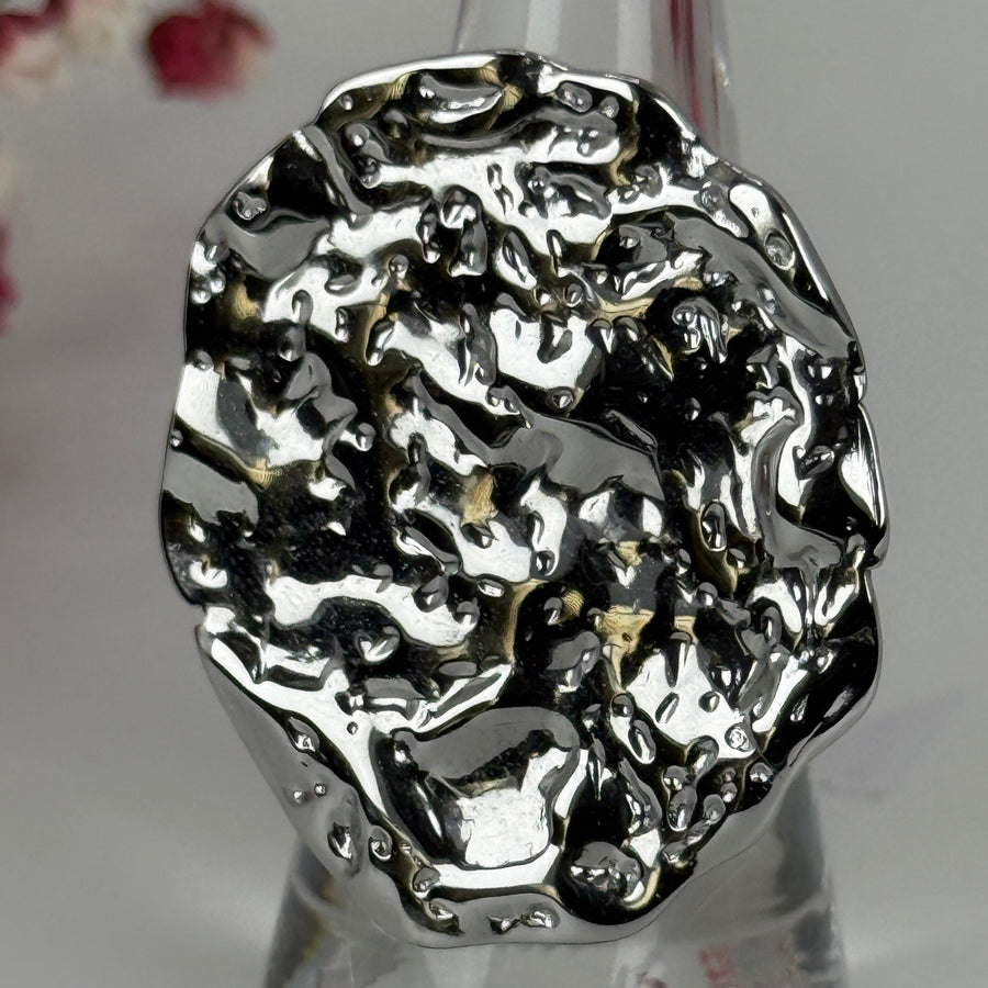 Verstellbarer Ring aus Edelstahl – Großes, gehämmertes organisches Medaillon – Gold- oder silberfarben