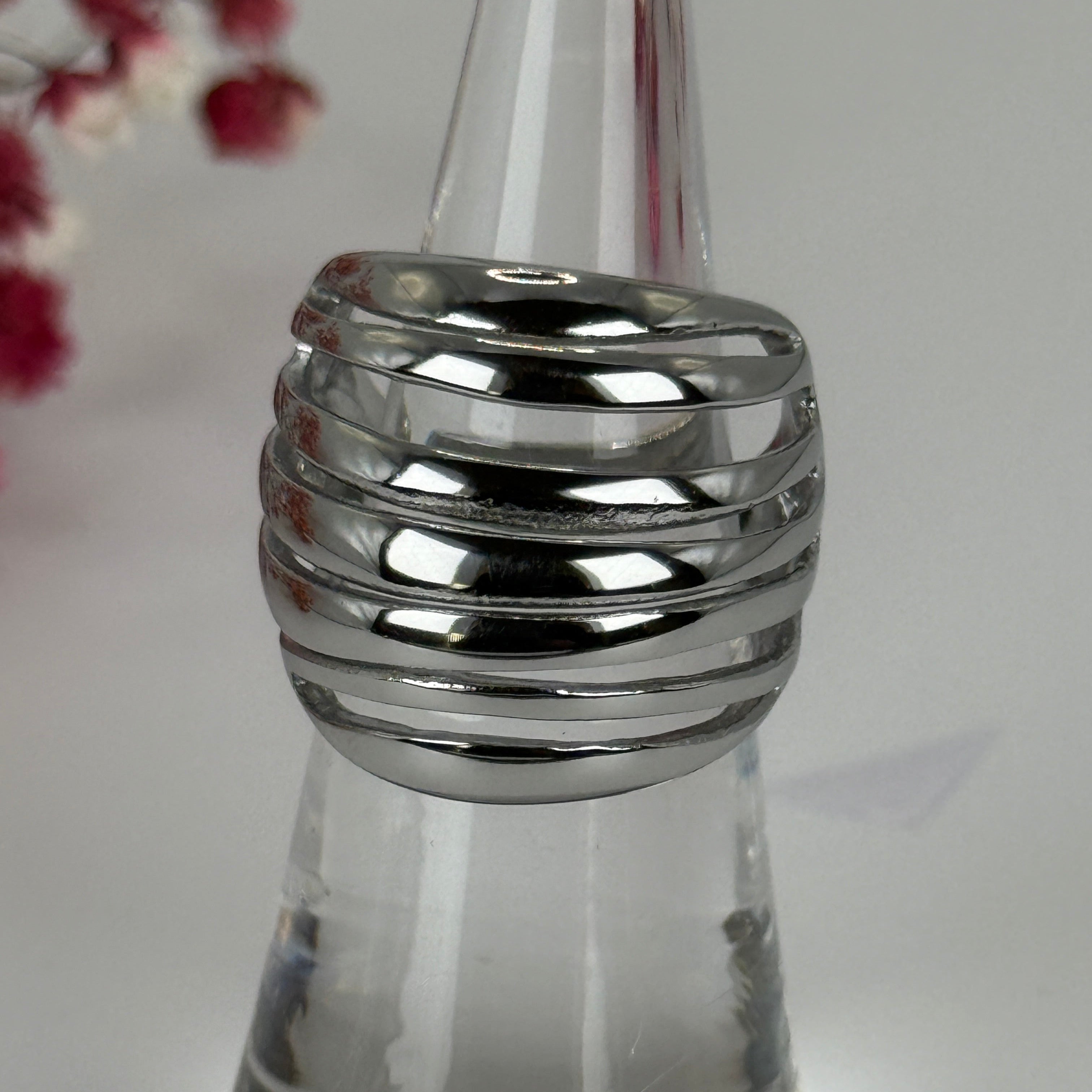 Verstellbarer, durchbrochener Ring aus vergoldetem Edelstahl – Skulpturales Design – Eleganter breiter Ring
