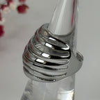 Verstellbarer, durchbrochener Ring aus vergoldetem Edelstahl – Skulpturales Design – Eleganter breiter Ring