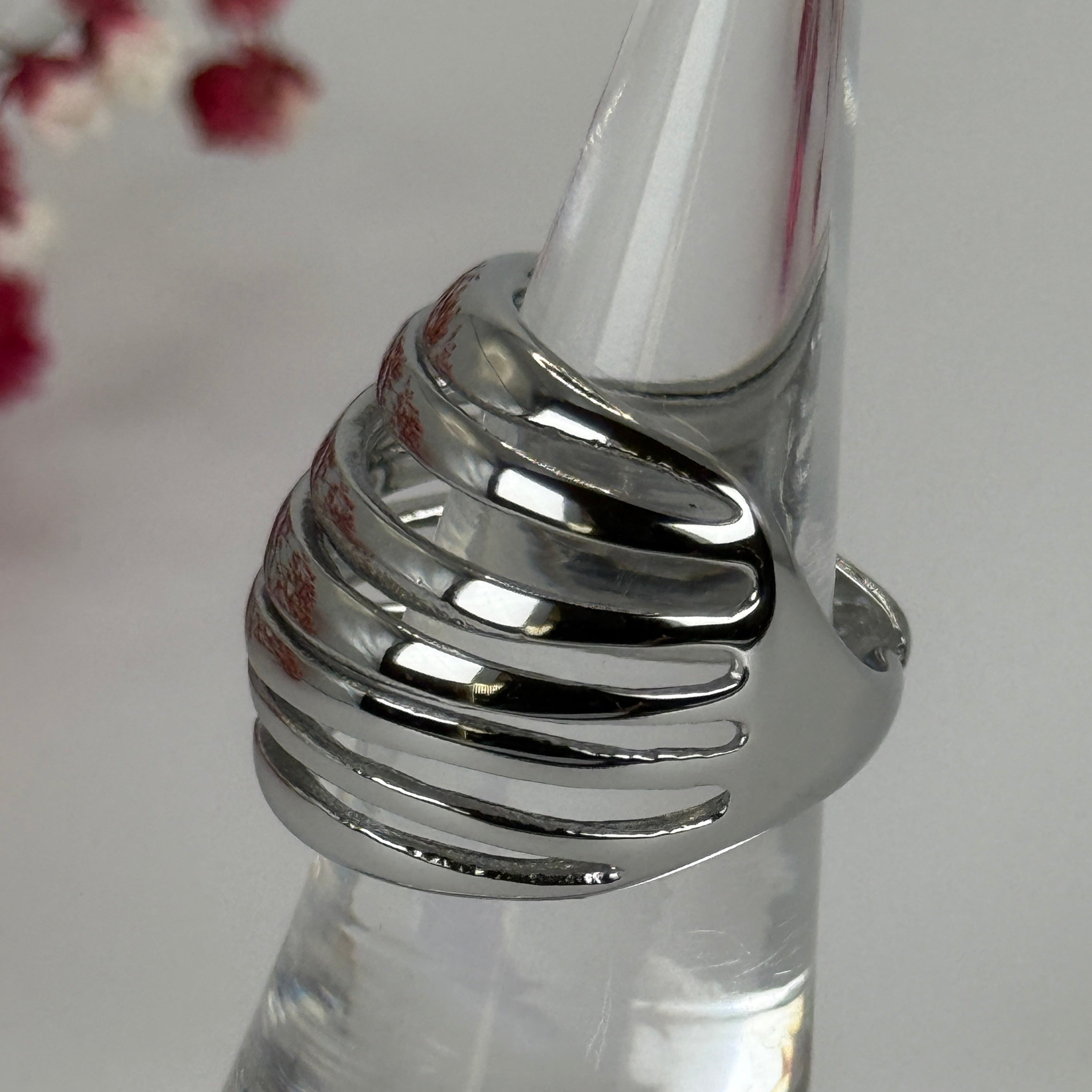 Verstellbarer, durchbrochener Ring aus vergoldetem Edelstahl – Skulpturales Design – Eleganter breiter Ring