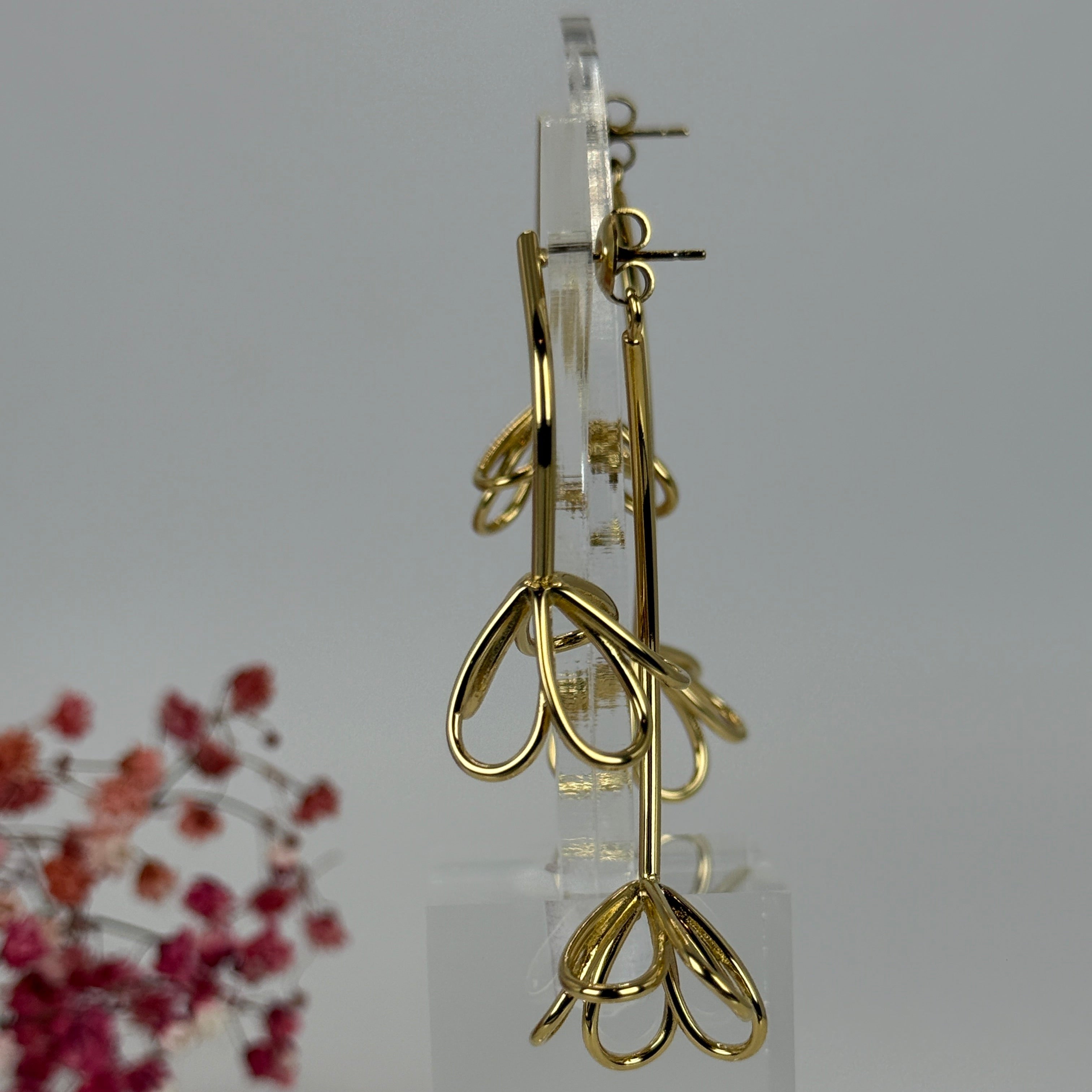 Vergoldete Edelstahl-Ohrringe mit Blumenmuster – Modernes Design mit durchbrochenen Blüten