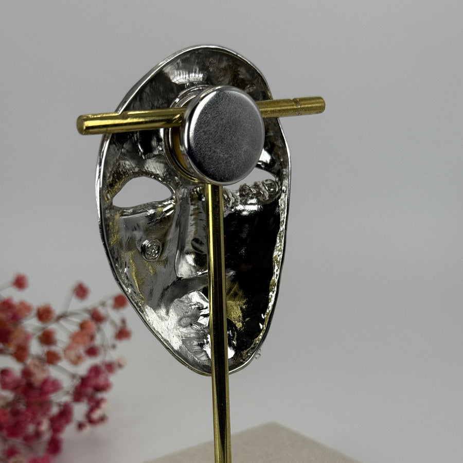 Magnetische broche artistiek masker in roestvrij staal – Goud of zilver model met kettingen
