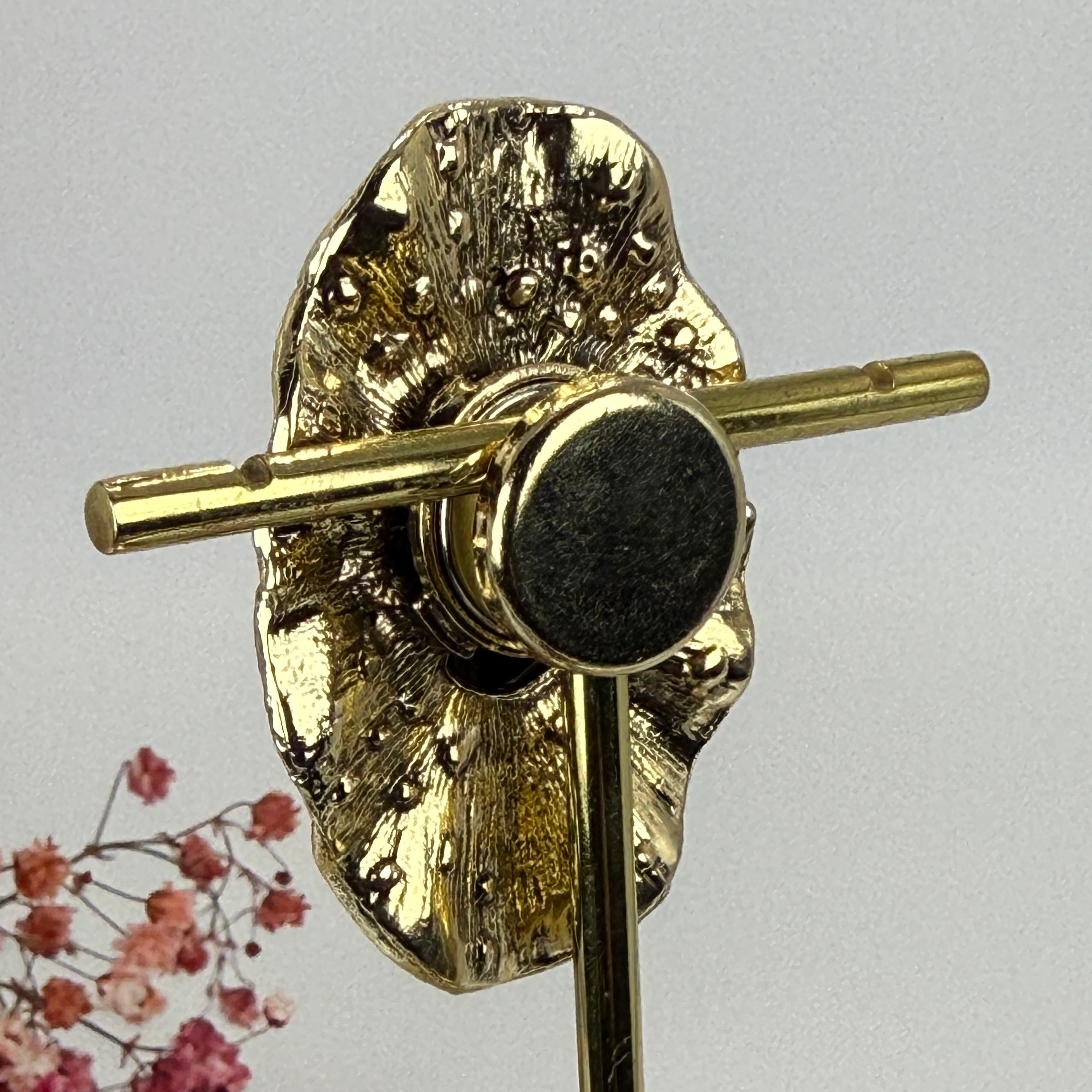 Vintage-Magnetbrosche aus Edelstahl – Elegantes Schmuckstück mit schwarzem Stein