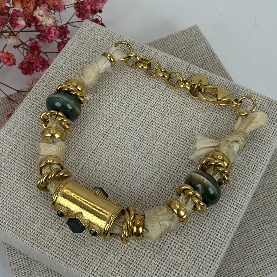 Bracelet beige & doré avec perles vertes – Style bohème chic