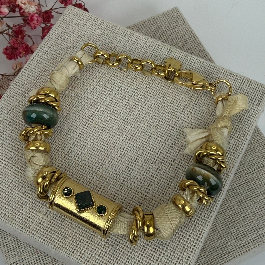 Bracelet beige & doré avec perles vertes – Style bohème chic