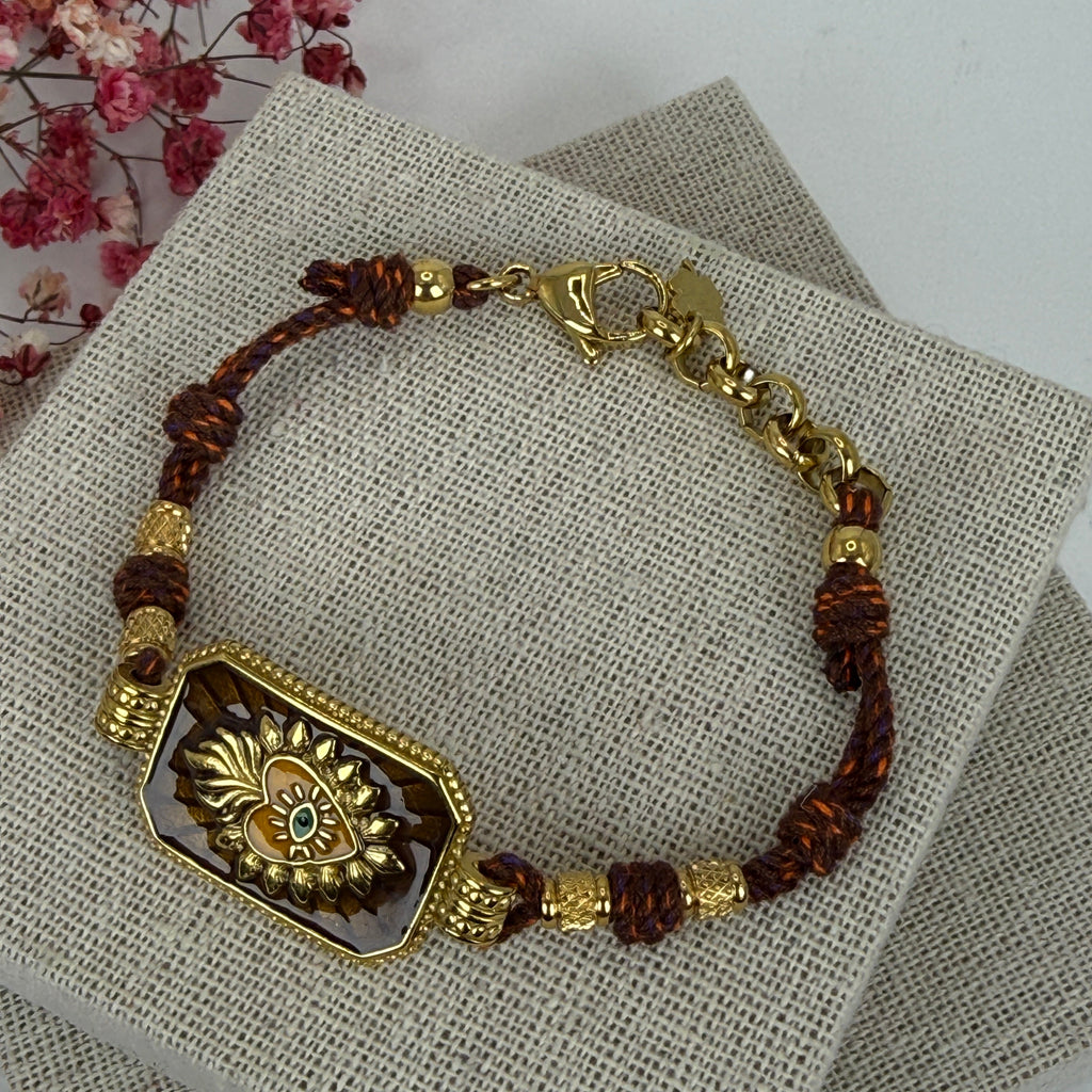 Braunes Kordelarmband mit goldenem Augen- und Herzmedaillon – Bohème-Stil