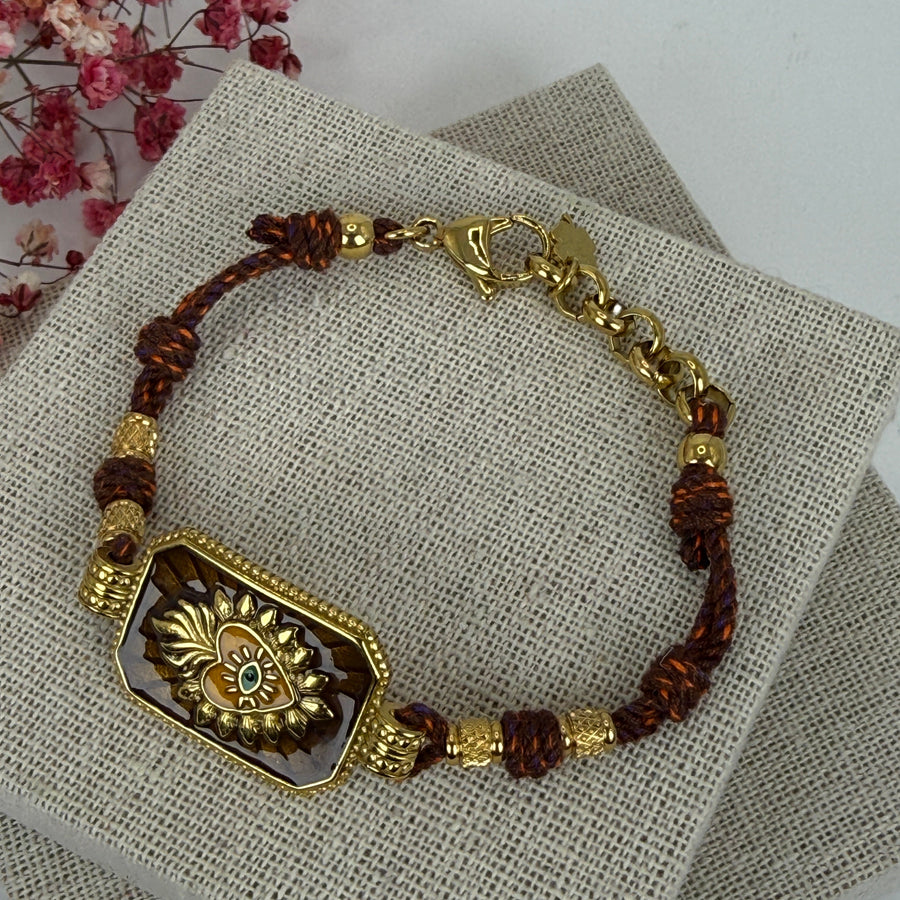 Braunes Kordelarmband mit goldenem Augen- und Herzmedaillon – Bohème-Stil