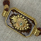 Braunes Kordelarmband mit goldenem Augen- und Herzmedaillon – Bohème-Stil