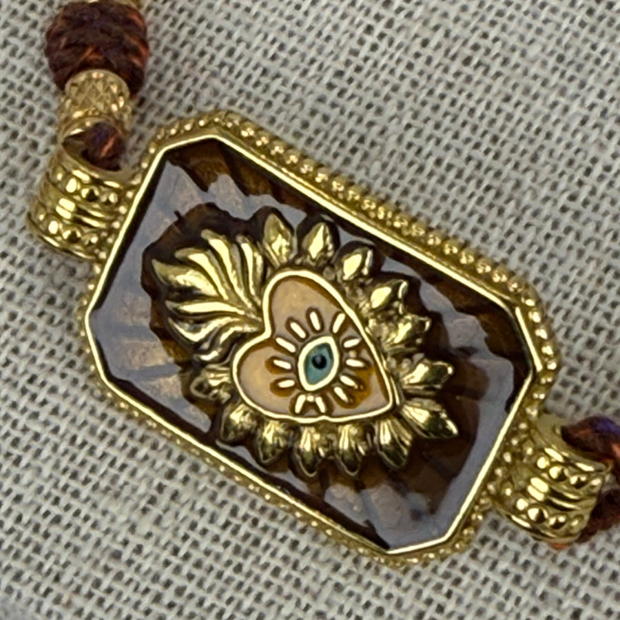 Braunes Kordelarmband mit goldenem Augen- und Herzmedaillon – Bohème-Stil