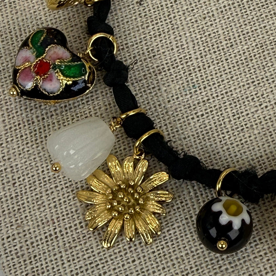 Armband Charm schwarzes vergoldetes Band – Perlen & Blumenanhänger