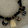Armband Charm schwarzes vergoldetes Band – Perlen & Blumenanhänger