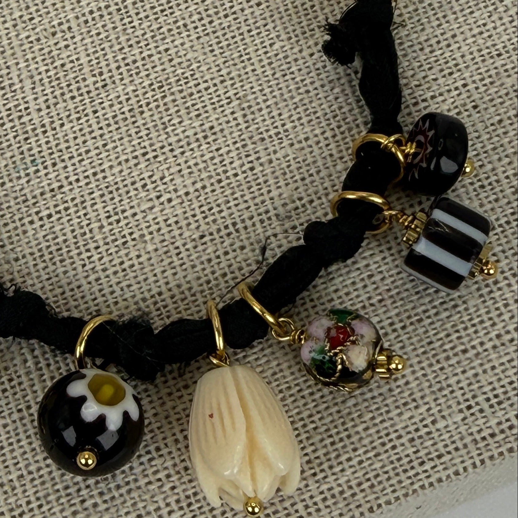 Goudkleurig zwart lintbedelarmband – Kralen & bloem bedels