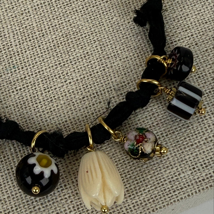 Armband Charm schwarzes vergoldetes Band – Perlen & Blumenanhänger