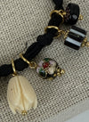 Armband Charm schwarzes vergoldetes Band – Perlen & Blumenanhänger
