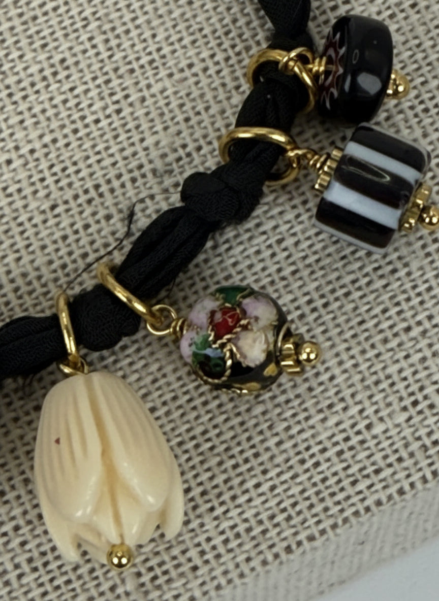 Armband Charm schwarzes vergoldetes Band – Perlen & Blumenanhänger