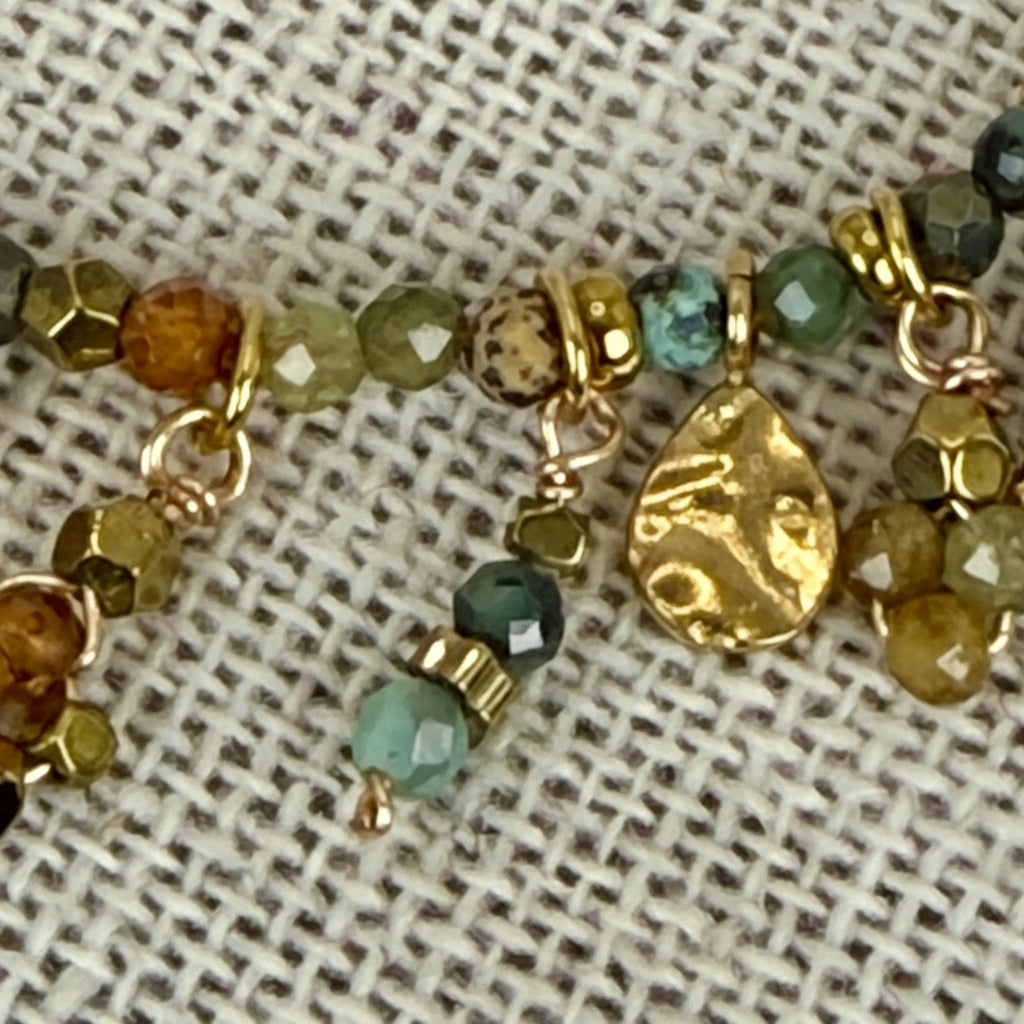 Armband met vergulde kwastjes van roestvrij staal – veelkleurige jaspis kralen, bohemian stijl